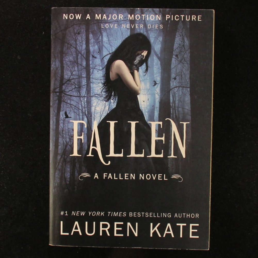 Fallen by Lauren Kate - Paperback